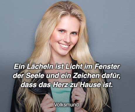 Ein Lächeln ist Licht im Fenster der Seele und ein Zeichen dafür, dass das Herz zu Hause ist. - Volksmund