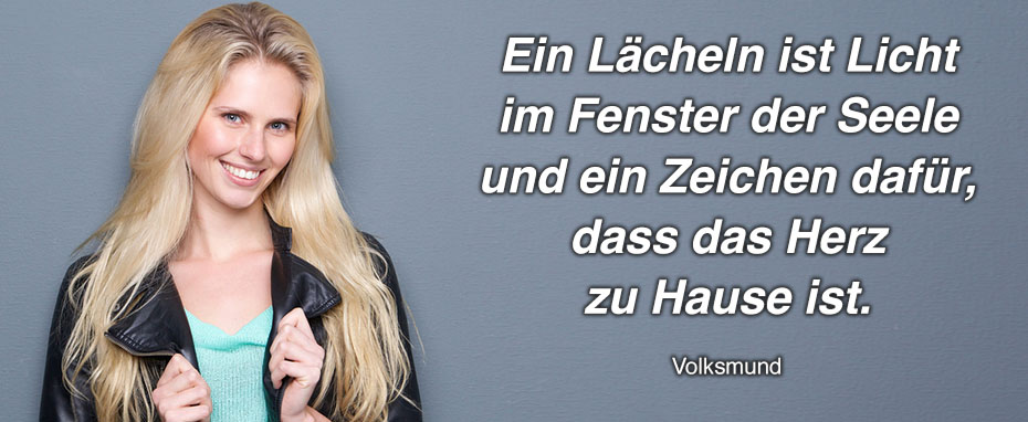 Ein Lächeln ist Licht im Fenster der Seele und ein Zeichen dafür, dass das Herz zu Hause ist. - Volksmund